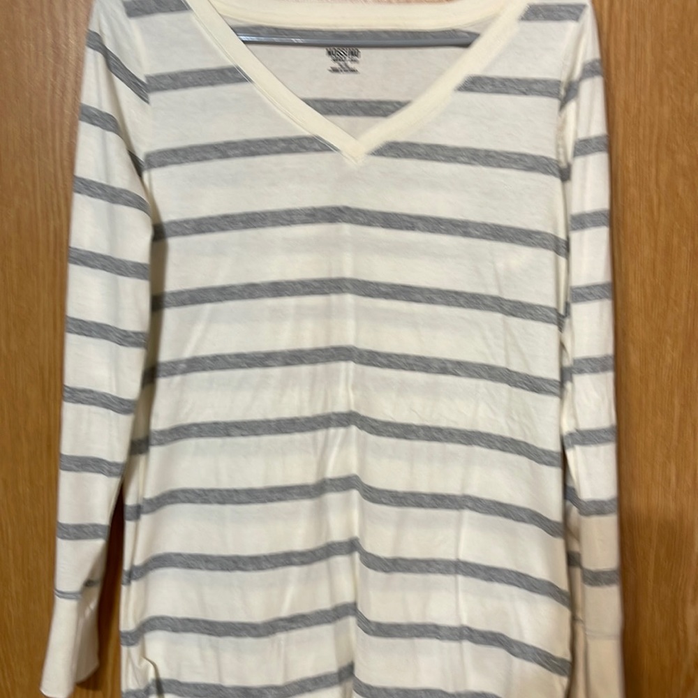 Long sleeve v neck shirt